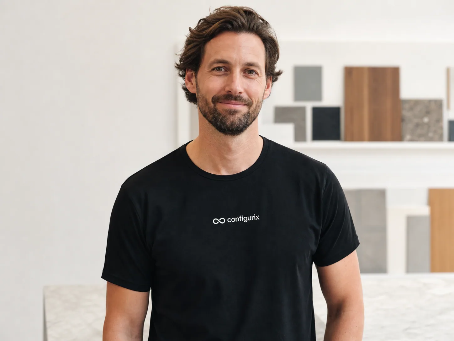 Guía de producto ilustrativo de Configurix con camiseta de la marca