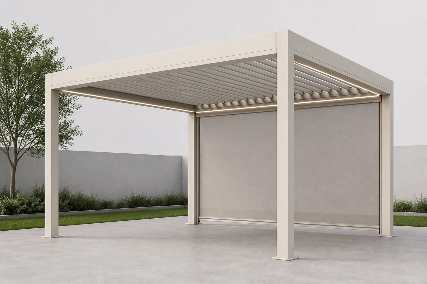 Pérgola exenta de color crema ilustrativa con techo de lamas, iluminación perimetral y toldo vertical lateral.